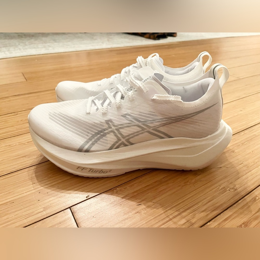 ASICS Megablast Like New 6.5 Men / 8 Women